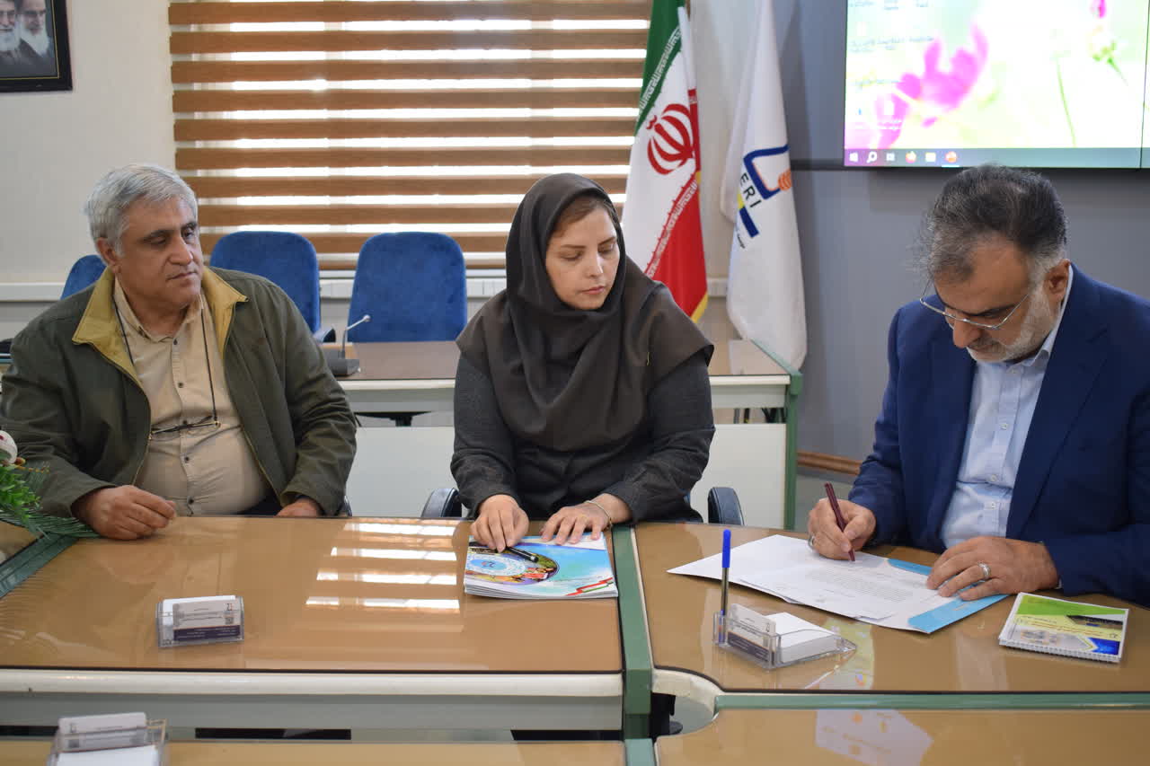  امضای موافقت‌نامه مدیریت عملکرد سال ۱۴۰۴ بین رئیس موسسه،روسا و معاونین بخش‌های تحقیقاتی در مؤسسه تحقیقات فنی و مهندسی کشاورزی